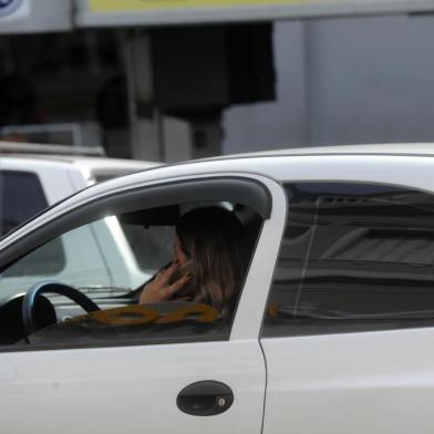 CAXIAS DO SUL , RS, BRASIL, 27/09/2018 Flagramos motoristas falando no celular nas ruas de Caxias do Sul.Na Rua Montaury, esquina com a Avenida Júlio de Castilhos, no Centro; (Lucas Amorelli/Agência RBS)