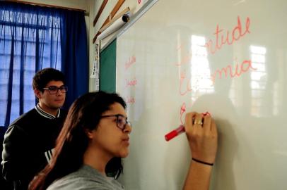  CAXIAS DO SUL, RS, BRASIL, 26/09/2018. Professoras Tenisa Zanotto Boeira e Alessandra Lazzari desenvolvem projeto sobre eleições com alunos da escola estadual São Caetano. Lorhana Argenta, 16 anos, e Gianluca Becker, 19, participam do projeto. (Diogo Sallaberry/Agência RBS)