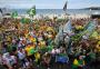 Apoiadores de Bolsonaro promovem ato na praia de Copacabana, no Rio