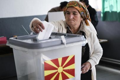 An Albanian woman casts her vote at a polling station in the village of Zajas on September 30, 2018, for a referendum to re-name the country.Macedonians cast ballots on September 30 on whether to re-name their country North Macedonia, a bid to settle a long-running row with Greece and unlock a path to NATO and EU membership. / AFP PHOTO / Armend NIMANI