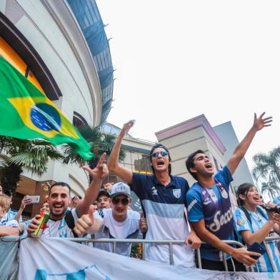  PORTO ALEGRE, RS, BRASIL, 30/09/2018 :  Torcida espera a chegada do time do Club Atlético Tucumán, da Argentina no hotel sheraton. (Omar Freitas/Agência RBS)Indexador: Felipe Nogs