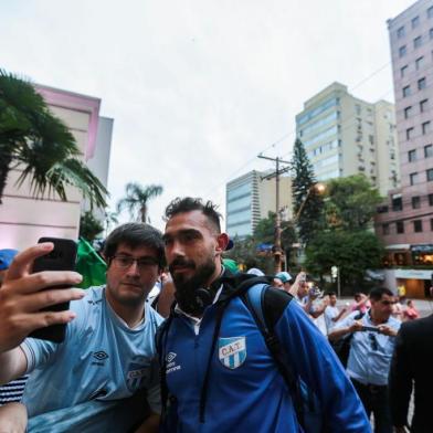  PORTO ALEGRE, RS, BRASIL, 30/09/2018 :  Torcida espera a chegada do time do Club Atlético Tucumán, da Argentina no hotel sheraton. (Omar Freitas/Agência RBS)Indexador: Felipe Nogs