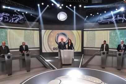 Brazilian presidential candidates (L to R) Alvaro Dias (Podemos), Fernando Haddad (PT), Henrique Meirelles (MDB), Geraldo Alckmin (PSDB), moderator journalists Celso Freitas and Adriana Araujo, Cabo Daciolo (Patriota), Ciro Gomes (PDT) Marina Silva (Rede) and Guilherme Boulos (PSOL) take part in the presidential debate ahead of the October 7 general election at Record television network in Sao Paulo, Brazil on September 30, 2018. / AFP PHOTO / NELSON ALMEIDA