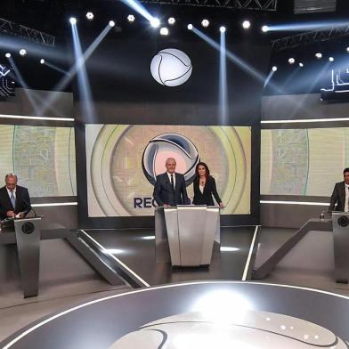 Brazilian presidential candidates (L to R) Alvaro Dias (Podemos), Fernando Haddad (PT), Henrique Meirelles (MDB), Geraldo Alckmin (PSDB), moderator journalists Celso Freitas and Adriana Araujo, Cabo Daciolo (Patriota), Ciro Gomes (PDT) Marina Silva (Rede) and Guilherme Boulos (PSOL) take part in the presidential debate ahead of the October 7 general election at Record television network in Sao Paulo, Brazil on September 30, 2018. / AFP PHOTO / NELSON ALMEIDA