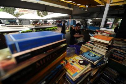  CAXIAS DO SUL, RS, BRASIL, 27/09/2018. Preparativos para  34ª Feira do Livro de Caxias do Sul que acontece de 28/09 a 14/10 na praça Dante Alighieri. Vistas gerais e aéreas. (Porthus Junior/Agência RBS)