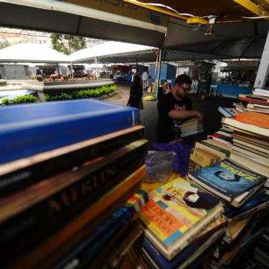  CAXIAS DO SUL, RS, BRASIL, 27/09/2018. Preparativos para  34ª Feira do Livro de Caxias do Sul que acontece de 28/09 a 14/10 na praça Dante Alighieri. Vistas gerais e aéreas. (Porthus Junior/Agência RBS)