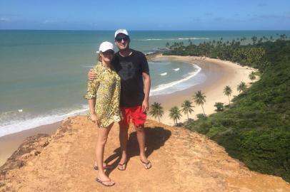 Este pedacinho de paraíso chama-se mirante Dedo de Deus. Lá de cima, tem-se uma visão do mar e, ao fundo, avista-se a Praia de Coqueirinho, que está em uma enseada, o que deixa o mar calmo e quentinho. Rodeado por uma fila de coqueiros e rochas vulcânicas, o lugar é maravilhoso.Virginia Zorzetto e Diego CoratoDe Sarandi, em junho de 2018