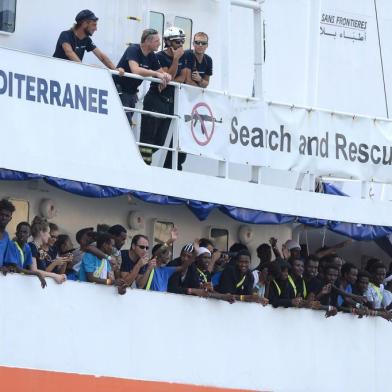  Migrants stand aboard the Aquarius rescue ship as it arrive at Bolier Wharf in Senglea, Malta, on August 15, 2018.The Aquarius, chartered by French group SOS Mediterranee along with Doctors Without Borders (MSF), arrived in Malta on August 15 after EU countries thrashed out a deal to take in the 141 migrants onboard, defusing another diplomatic standoff. The Aquarius had rescued the migrants off the coast of Libya in two separate missions on August 11, only for Italy and Malta to refuse access to their ports. / AFP PHOTO / Matthew MirabelliEditoria: POLLocal: SengleaIndexador: MATTHEW MIRABELLISecao: immigrationFonte: AFPFotógrafo: STR