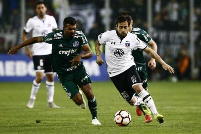 Brazil's Palmeiras player Thiago Santos (L) vies for the ball with Chile's Colo-Colo Jorge Valdivia (R) during a Copa Libertadores football match at the Monumental stadium in Santiago, Chile, on September 20, 2018.  / AFP PHOTO / CLAUDIO REYES