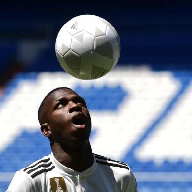 Real Madrids new Brazilian forward Vinicius Junior controls a ball during his official presentation at the Santiago Bernabeu Stadium in Madrid on July 20, 2018. / AFP PHOTO / PIERRE-PHILIPPE MARCOU