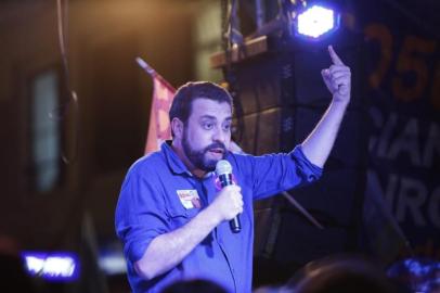  PORTO ALEGRE, RS, BRASIL, 01-10-2018. Candidato a presidente Guilherme Boulos, do PSOL, faz discurso na Esquina Democrática. (ROBINSON ESTRÁSULAS/AGÊNCIA RBS)