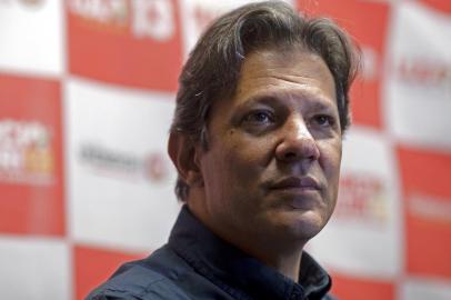  Fernando Haddad, former Sao Paulos Mayor and Workers Party designated candidate for the vice presidency, gestures during a press conference in Rio de Janeiro, Brazil on August 28, 2018. Brazil will hold presidential elections on October 7 / AFP PHOTO / Mauro PimentelEditoria: POLLocal: Rio de JaneiroIndexador: MAURO PIMENTELSecao: politics (general)Fonte: AFPFotógrafo: STF