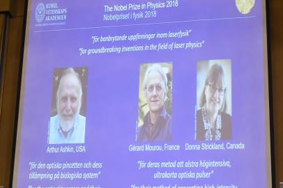  A screen displays portraits of Arthur Ashkin of the United States, Gerard Mourou of France and Donna Strickland of Canada during the announcement of the winners of the 2018 Nobel Prize in Physics at the Royal Swedish Academy of Sciences on October 2, 2018 in Stockholm.The Nobel Prize laureates for physics 2018 Arthur Ashkin of the United States won one half of the prize, while Gerard Mourou of France and Donna Strickland of Canada shared the other half.  / AFP PHOTO / TT News Agency / Hanna FRANZEN / Sweden OUTEditoria: HUMLocal: StockholmIndexador: HANNA FRANZENSecao: physicsFonte: TT News AgencyFotógrafo: STR