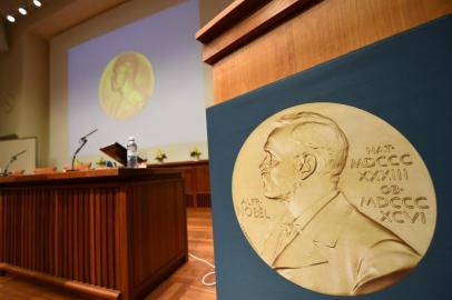  A medal of Alfred Nobel is pictured prior to the beginning of a press conference to announce the winner of the 2017 Nobel Prize in Medicine on October 2, 2017 at the Karolinska Institute in Stockholm.The 2017 Nobel prize season kicks off with the announcement of the medicine prize, to be followed over the next days by the other science awards and those for peace and literature. / AFP PHOTO / Jonathan NACKSTRANDEditoria: HUMLocal: StockholmIndexador: JONATHAN NACKSTRANDSecao: medicineFonte: AFPFotógrafo: STR