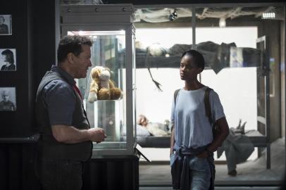 Douglas Hodge e Letitia Wright em cena de Black Museum, episódio da quarta temporada da série Black Mirror