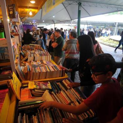  34ª Feira do Livro de Caxias do Sul, montada na praça Dante Alghieri. (Felipe Nyland/Agência RBS)