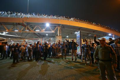 Movimentação da torcida do Grêmio na esplanada da Arena