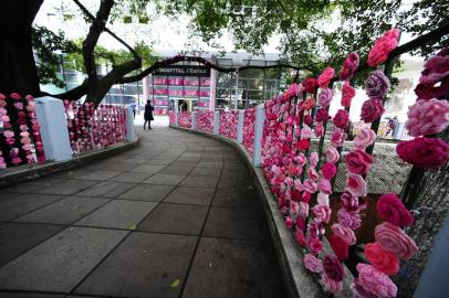  PORTO ALEGRE,RS,BRASIL.2018-10-03.Voluntarios confeccionaram e doaram ao Hospital Femina 16 mil Rosas para campanha contra o Câncer de mama.(RONALDO BERNARDI/AGENCIA/AGENCIA RBS).