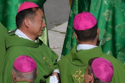 Chinese Bishop Yang Xiaoting (L) attends a Papal mass for the opening of the Synod of Bishops, focusing on Young People, the Faith and Vocational Discernment, on October 3, 2018 at St. Peters square in the Vatican.   / AFP PHOTO / Tiziana FABI