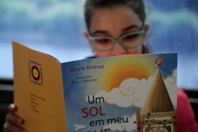  CAXIAS DO SUL, RS, BRASIL, 03/10/2018Livros da escritora peruana Gloria Kirinus estão à venda na Feira do Livro de Caxias do Sul. A autora irá palestras nesta sexta-feira no evento literário. (Lucas Amorelli/Agência RBS)