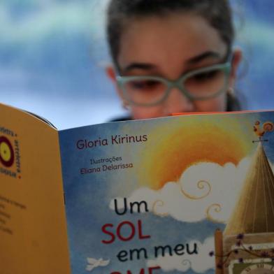  CAXIAS DO SUL, RS, BRASIL, 03/10/2018Livros da escritora peruana Gloria Kirinus estão à venda na Feira do Livro de Caxias do Sul. A autora irá palestras nesta sexta-feira no evento literário. (Lucas Amorelli/Agência RBS)