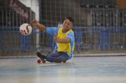  SÃO LEOPOLDO, RS, BRASIL - 2018.10.02 - João Pedro possui uma defiência de mobilidade joga futebol em cima de um skate, junto com as crianças do Futebol Social, projeto da Secretaria Municipal do Esporte e Lazer de São Leopoldo.(Foto: ANDRÉ ÁVILA/ Agência RBS)