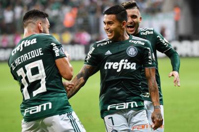 Dudu (C) of Brazils Palmeiras, celebrates his goal with teammates scored against Chiles Colo-Colo, during their 2018 Copa Libertadores football match held at Allianz Parque stadium, in Sao Paulo, Brazil, on October 3, 2018. / AFP PHOTO / NELSON ALMEIDA