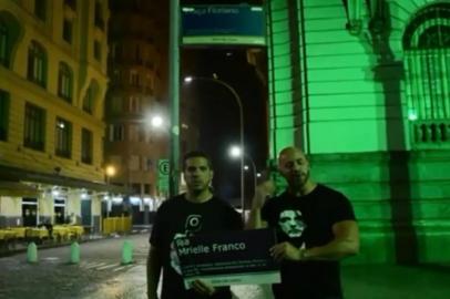 Rodrigo Amorim e Daniel Silveira tiram adesivo da placa de Marielle Franco. Foto: Facebook Rodrigo Amorim/Reprodução