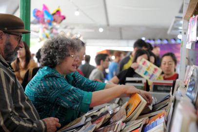  34ª Feira do Livro de Caxias do Sul, montada na praça Dante Alghieri. (Felipe Nyland/Agência RBS)