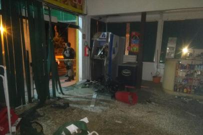 Um grupo de assaltantes efetuou um ataque com explosivos em um caixa eletrônico do Banrisul dentro de um supermercado em Xangri-lá, Litoral Norte, por volta das 23h de quarta-feira (3). Carro usado na fuga, um Gol de cor branca, foi encontrado incendiado na saída da cidade, na Estrada do Mar.