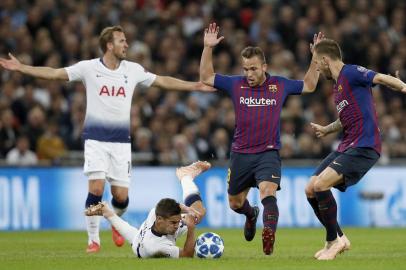 Tottenham Hotspur's English midfielder Harry Winks (2L)  reacts after a challenge from Barcelona's Brazilian midfielder Arthur (2R) during the Champions League group B football match match between Tottenham Hotspur and Barcelona at Wembley Stadium in London, on October 3, 2018. / AFP PHOTO / Adrian DENNIS