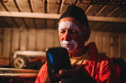  Triunfo, RS, BRASIL,15/09/2018  : Singular sobre Adão Fermino, palhaço de 73 anos que vive no universo do circo desde os 17 anos.  Hoje é o dono do circo metropolitano. (Omar Freitas/Agência RBS)Indexador: Felipe Nogs