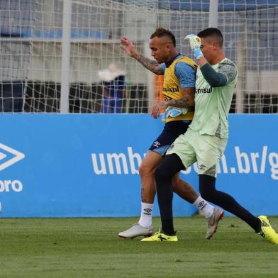  PORTO ALEGRE, RS, BRASIL, 04-10-2018. Grêmio treina no CT Luiz Carvalho. (ROBINSON ESTRÁSULAS/AGÊNCIA RBS)