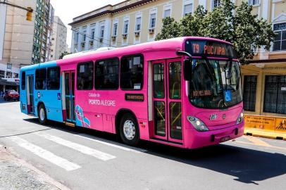 Em homenagem ao Outubro Rosa e Novembro Azul, ônibus colorido começa a circular em Porto Alegre