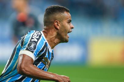 RS - FUTEBOL/CONMEBOL LIBERTADORES 2018 /GREMIO X ESTUDIANTES - ESPORTES - Lance da partida entre Gremio e Estudiantes disputada na noite desta terca-feira, na Arena do Gremio, valida pelas oitavas de final Conmebol Libertadores 2018. FOTO: LUCAS UEBEL/GREMIO FBPA