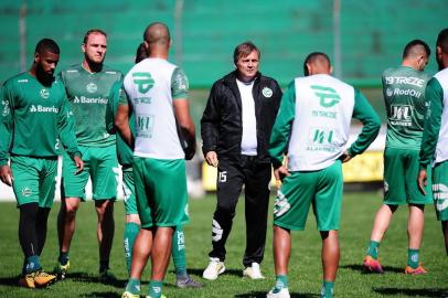  CAXIAS DO SUL, RS, BRASIL, 04/10/2018. Treino do Juventude no Estádio Alfredo Jaconi. Na foto, o técnico Luiz Carlos Winck (Diogo Sallaberry/Agência RBS)