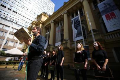  PORTO ALEGRE - BRASIL- Aula de história na praça da Alfândega com professor Francisco Marshall (FOTO: LAURO ALVES)