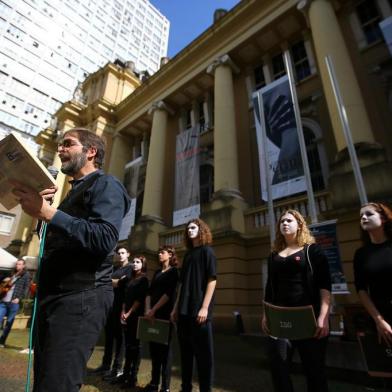  PORTO ALEGRE - BRASIL- Aula de história na praça da Alfândega com professor Francisco Marshall (FOTO: LAURO ALVES)