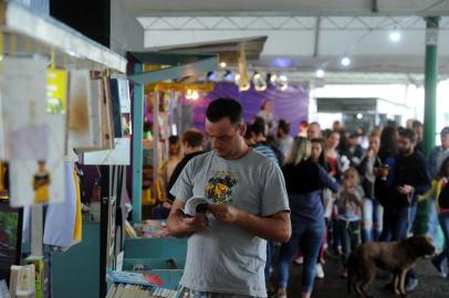  34ª Feira do Livro de Caxias do Sul, montada na praça Dante Alghieri. (Felipe Nyland/Agência RBS)