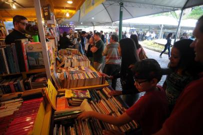  34ª Feira do Livro de Caxias do Sul, montada na praça Dante Alghieri. (Felipe Nyland/Agência RBS)