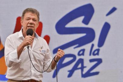 O presidente colombiano, Juan Manuel Santos, de 65 anos, apostou todo o seu capital político para tentar colocar fim a meio século de guerra interna na Colômbia ¿ um sonho inacabado que recebeu nesta sexta-feira o apoio do prêmio Nobel da Paz.Inserir imagemInsert EmbedO Comitê Nobel norueguês atribuiu seu influente prêmio a este incansável defensor do caminho da negociação, que diz não querer desistir de sua meta, apesar do resultado negativo do referendo ao qual submeteu sua proposta de paz.Seguirei buscando a paz até o último minuto do meu mandato porque este é o caminho para deixar um país melhor aos nossos filhos, disse no domingo após a derrota no veredicto popular da opção que preconiza.