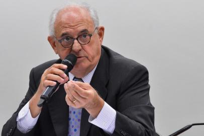  O ex-presidente do Supremo Tribunal Federal (STF) Nelson Jobim fala na Comissão especial sobre o pacto federativo, durante audiência pública (Antonio Cruz/Agência Brasil)Indexador: Antonio Cruz/AgÃªncia Brasil