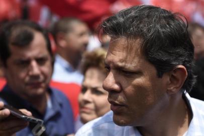  Brazilian presidential candidate for the Workers Party (PT) Fernando Haddad speaks to the press during a campaign rally in Belo Horizonte, Minas Gerais state, Brazil, on October 5, 2018, ahead of Sundays election. The imposing figure of former president Luiz Inacio Lula da Silva will likely cast a shadow over the next Brazilian government in much the same way it has during the often surreal election campaign, especially if the left returns to power. / AFP PHOTO / DOUGLAS MAGNOEditoria: POLLocal: Belo HorizonteIndexador: DOUGLAS MAGNOSecao: electionFonte: AFPFotógrafo: STR