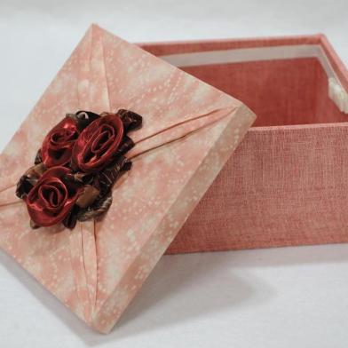  A artesã Maristela Meier ensina a técnica da forração francesa para transformar um caixa de papelão em peça decorativa para o Dia das Mães.