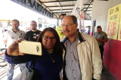  Candidato do MDB ao governo do Estado, governador José Ivo Sartori participa de caminhada no bairro Sarandi, em Porto Alegre