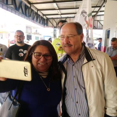  Candidato do MDB ao governo do Estado, governador José Ivo Sartori participa de caminhada no bairro Sarandi, em Porto Alegre