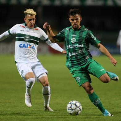 CORITIBA X JUVENTUDECURITIBA, PR, BRASIL, 05/10/2018. Coritiba x Juventude, jogo válido pela 30ª rodada da série B do Campeonato Brasileiro e realizado no estádio Couto Pereira, em Curitiba. Jean Carlos, do Coritiba, disputa lance com Rodrigo, do Juventude. Foto: GERALDO BUBNIAK/AGB/ESTADÃO CONTEÚDOEditoria: ESPORTESLocal: CURITIBAIndexador: GERALDO BUBNIAKFotógrafo: AGB