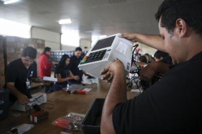  Brasilia DF 19 09 2018-TRE-DF lacra urnas eletrÃ´nicas que irÃ£o para o exteriorO Tribunal Regional Eleitoral do Distrito Federal (TRE-DF) realiza hoje (19) as cerimÃ´nias de carga e lacraÃ§Ã£o das 680 urnas eletrÃ´nicas que irÃ£o para o exterior para serem utilizadas na eleiÃ§Ã£o para presidente da RepÃºblica.foto José Cruz /agencia BrasilIndexador: JosÃ¿Â© Cruz/AgÃ¿Âªncia Brasil