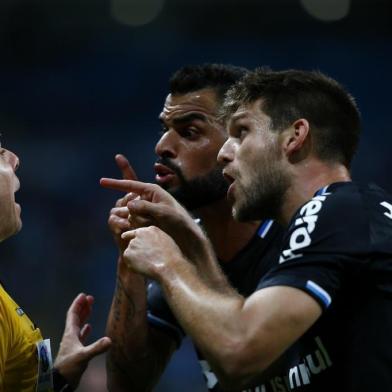 Grêmio enfrenta o Bahia na Arena pela 28ª rodada do Brasileirão. No lance, Maicon e Walter Kannemann