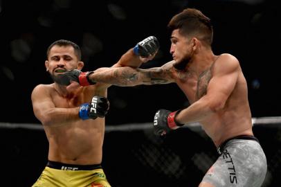 LAS VEGAS, NV - OCTOBER 06: Sergio Pettis (R) punches Jussier Formiga of Brazil (L) in their flyweight bout during the UFC 229 event inside T-Mobile Arena on October 6, 2018 in Las Vegas, Nevada.   Harry How/Getty Images/AFP